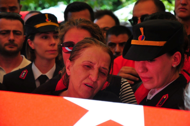 Babası cenazeye sedyeyle getirildi, şehit kızının tabuta son bakışı yürekleri yaktı