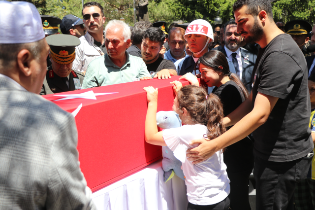 Türkiye kahramanlarını uğurluyor! Şehidin kızından herkesi ağlatan hareket