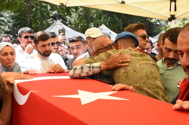 Türkiye kahramanlarını uğurluyor! Şehidin kızından herkesi ağlatan hareket