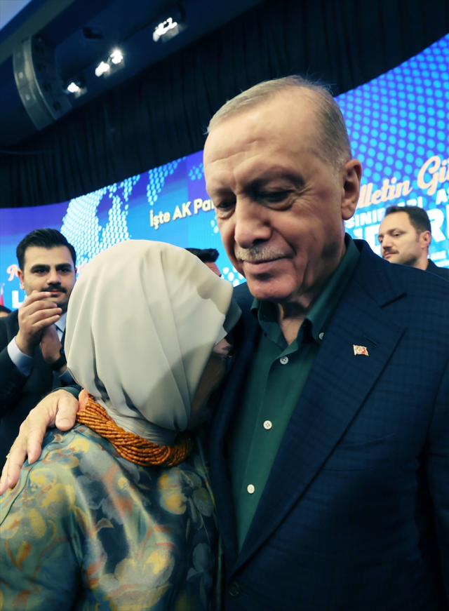 Tarihi konuşmaya damga vuran an! Emine Erdoğan eşinin omzunda gözyaşlarına boğuldu