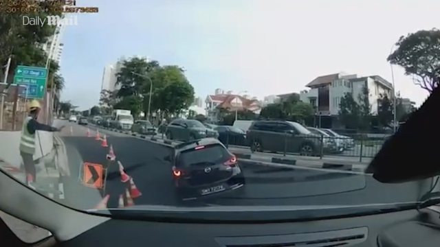 Yol çöktü! Araç dev çukura gömüldü, sürücü son anda kurtarıldı