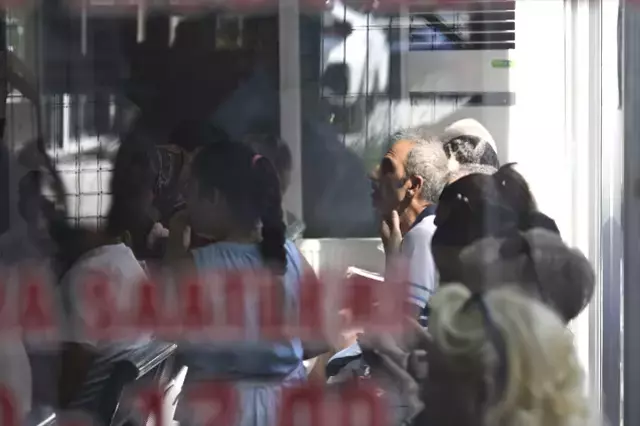 Son güne bırakmanın bedelini ödediler! Ehliyet yenileme kuyrukları müdürlükleri kilitledi