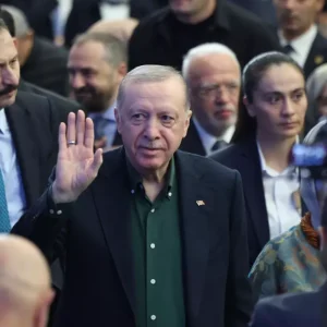 AK Partinin yeni sarkisi ilk kez calindi Dunya bizi bekler