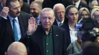 AK Partinin yeni sarkisi ilk kez calindi Dunya bizi bekler