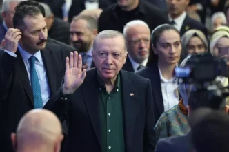 AK Partinin yeni sarkisi ilk kez calindi Dunya bizi bekler