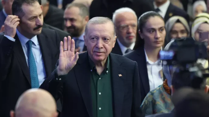 AK Partinin yeni sarkisi ilk kez calindi Dunya bizi bekler