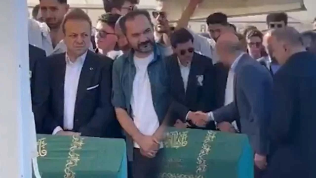 Cübbeli Ahmet ve Egemen Bağış birbirine girdi: Yanmaz kefen pazarlayıcısı