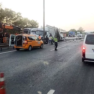 Duzcede Tir Kazasi Yol 1 Saat Kapali Kaldi
