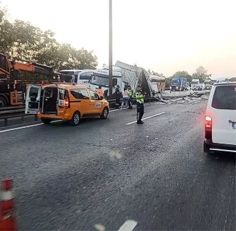 Duzcede Tir Kazasi Yol 1 Saat Kapali Kaldi