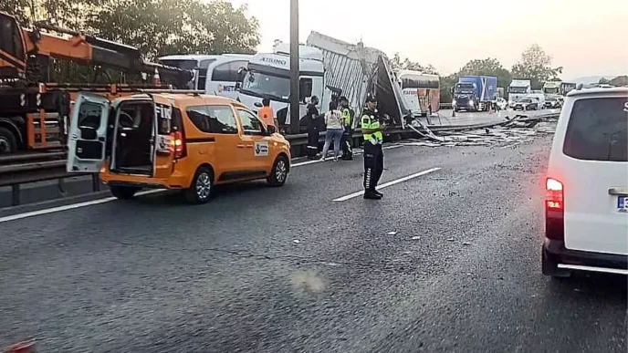 Duzcede Tir Kazasi Yol 1 Saat Kapali Kaldi