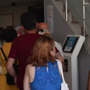 Ehliyet Yenileme Suresi Bugun Sona Erdi Vatandaslar Nufus Mudurluklerinde Yogunlasti