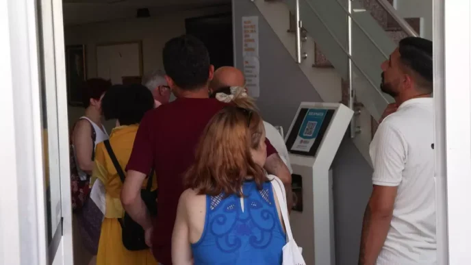 Ehliyet Yenileme Suresi Bugun Sona Erdi Vatandaslar Nufus Mudurluklerinde Yogunlasti