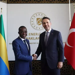Enerji Bakani Bayraktar Gabonlu Yetkililerle Bir Araya Geldi