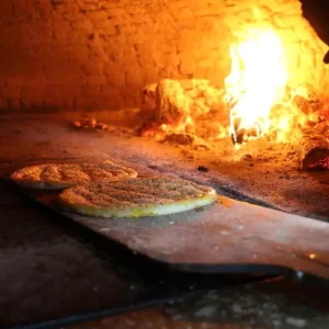 Firin Ustalari Kavurucu Sicaklarda Serinligin Keyfini Cikartiyor
