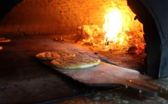 Firin Ustalari Kavurucu Sicaklarda Serinligin Keyfini Cikartiyor