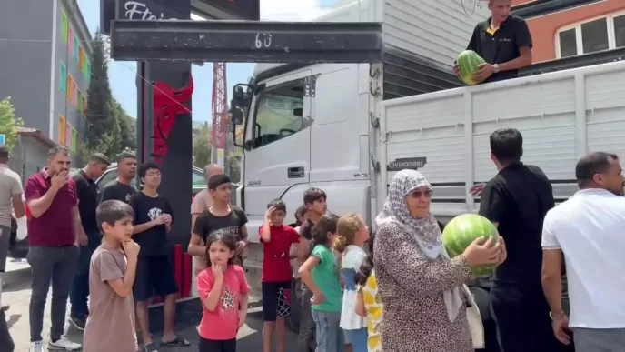 Hatayda Hayirsever Esnaf 20 Ton Karpuzu Ucretsiz Dagitti