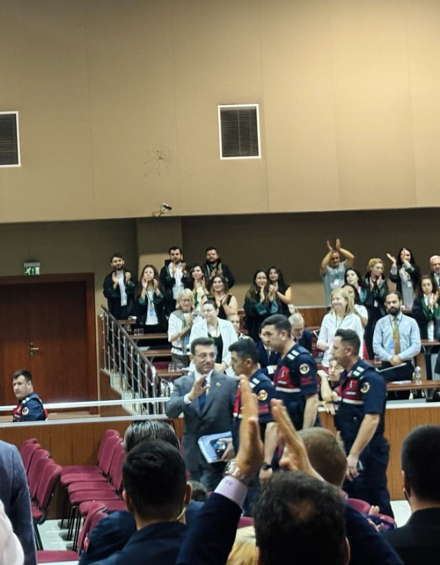 İmamoğlu'ndan günler sonra yeni fotoğraf! Duruşmada 'bana bakma' gerginliği çıktı