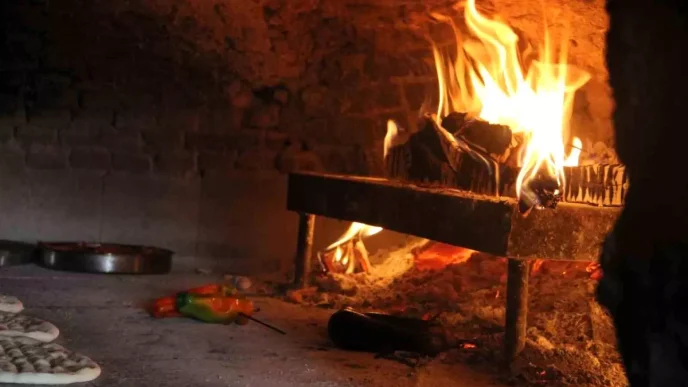 Sanliurfada Tas Firin Ustalari Kavurucu Sicaklikta Calismaya Devam Ediyor