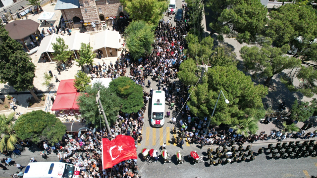 Babası cenazeye sedyeyle getirildi, şehit kızının tabuta son bakışı yürekleri yaktı