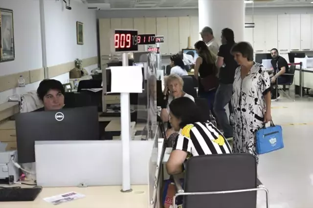 Son güne bırakmanın bedelini ödediler! Ehliyet yenileme kuyrukları müdürlükleri kilitledi
