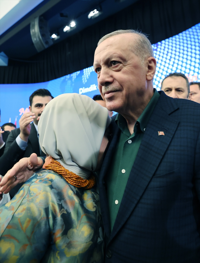Tarihi konuşmaya damga vuran an! Emine Erdoğan eşinin omzunda gözyaşlarına boğuldu