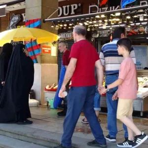 Trabzon Balik Tezgahlarinda Arap Turistlerin Buyuk Baliklara Ilgisi