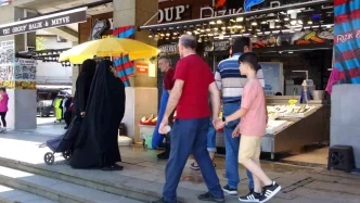 Trabzon Balik Tezgahlarinda Arap Turistlerin Buyuk Baliklara Ilgisi