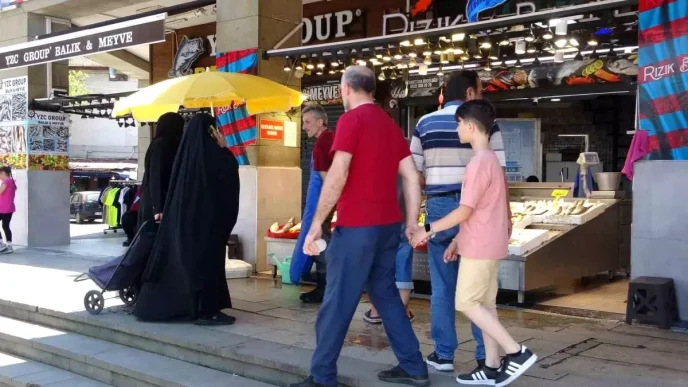 Trabzon Balik Tezgahlarinda Arap Turistlerin Buyuk Baliklara Ilgisi