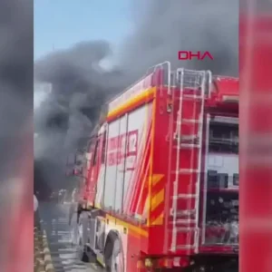 UMRANIYE DUDULLUDA IETT OTOBUSU YANDI 3