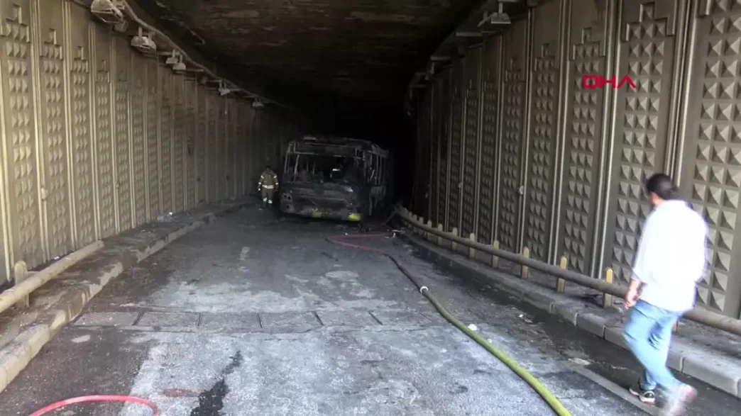 UMRANIYE DUDULLUDA IETT OTOBUSU YANDI 4