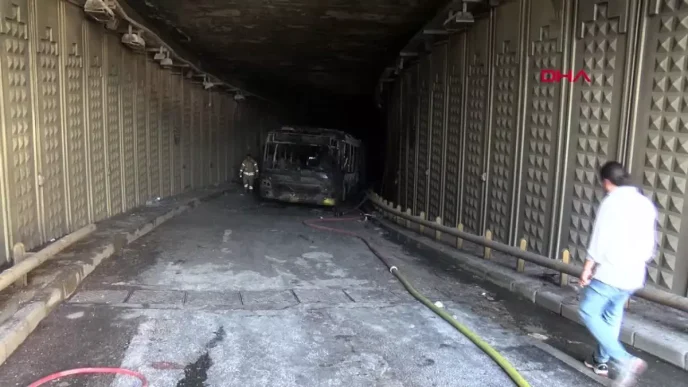 UMRANIYE DUDULLUDA IETT OTOBUSU YANDI 4