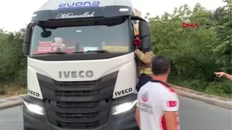 UMRANIYEDE CALISIR HALDE YOL ORTASINDA BIRAKTIGI KAMYONDA 2 SAAT UYUDU