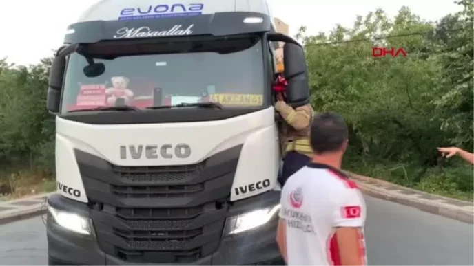 UMRANIYEDE CALISIR HALDE YOL ORTASINDA BIRAKTIGI KAMYONDA 2 SAAT UYUDU