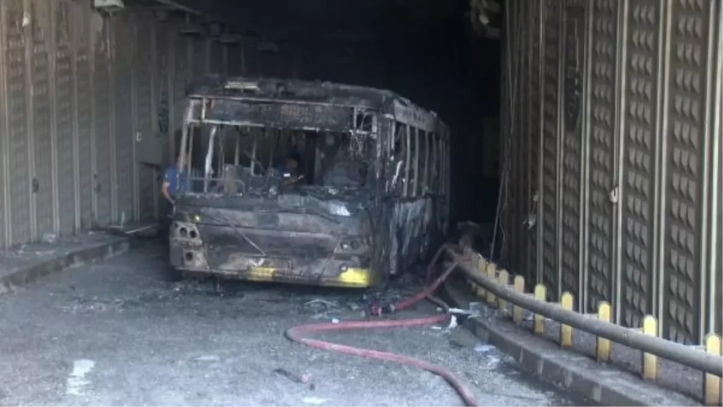 Umraniye Dudullu Alt Gecitte IETT Otobusunde Yangin Cikti