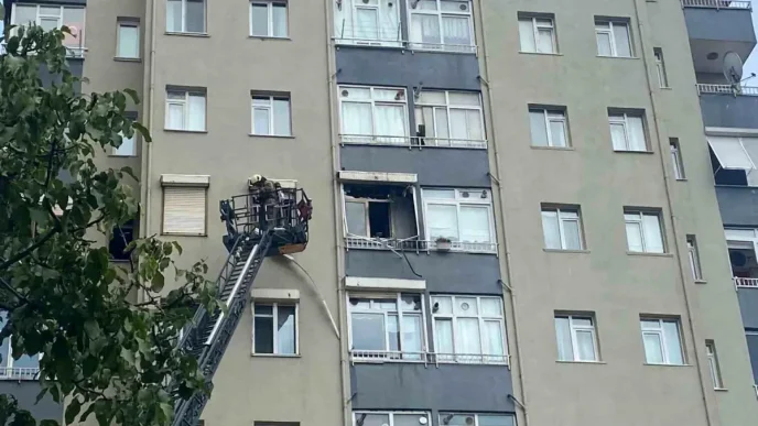 Umraniyede 10 Katli Binada Yangin 4 Kisi ve Bir Kedi