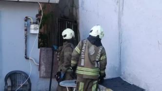 Umraniyede Gecekonduda Yangin Cocuk Cakmakla Oynadi