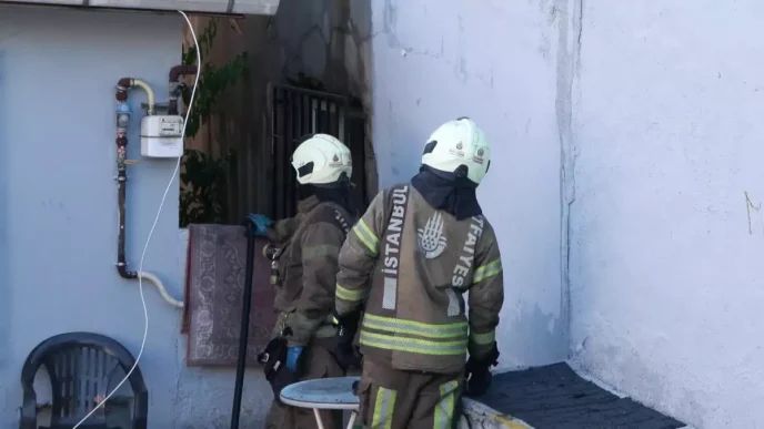 Umraniyede Gecekonduda Yangin Cocuk Cakmakla Oynadi