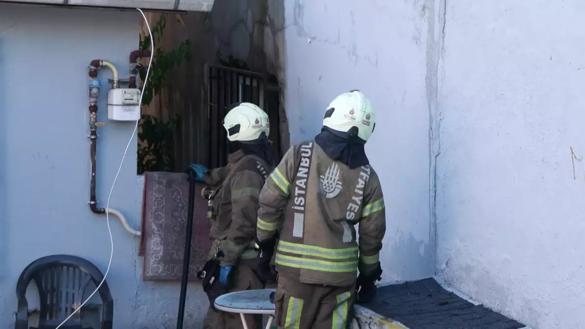 Umraniyede Gecekonduda Yangin Cocuk Cakmakla Oynadi