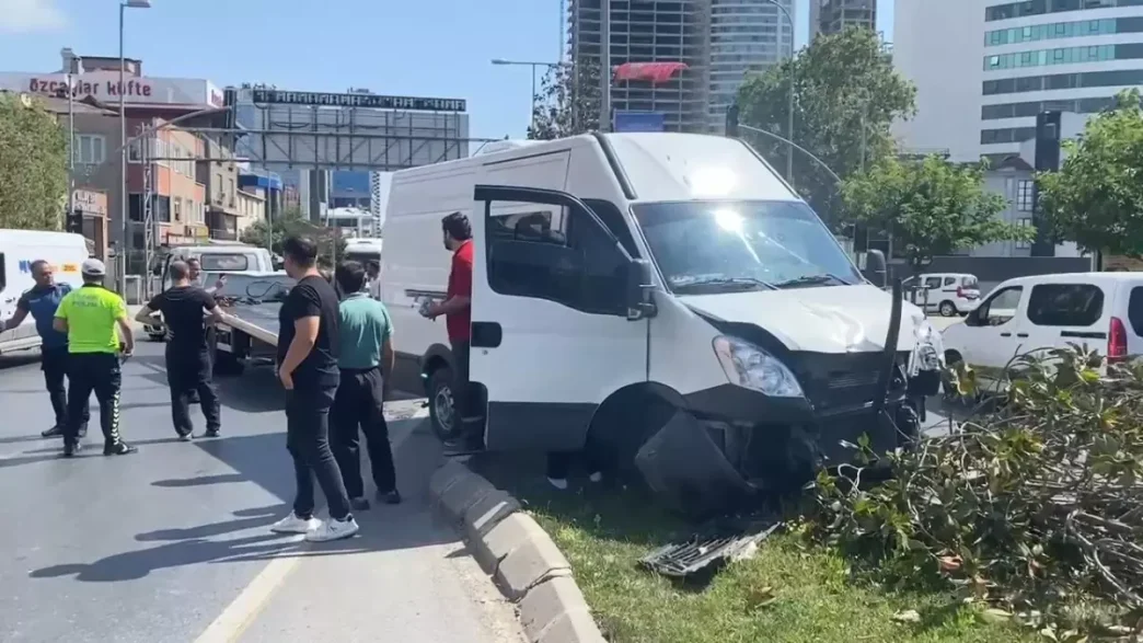 Umraniyede Panelvanin Carptigi Kadin Agir Yaralandi
