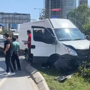 Umraniyede Panelvanin Carptigi Kadin Agir Yaralandi