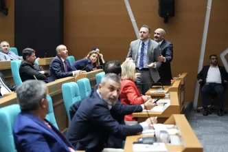 Uskudar Belediye Meclisinde baklava tartismasi nedeniyle oturuma ara verildi