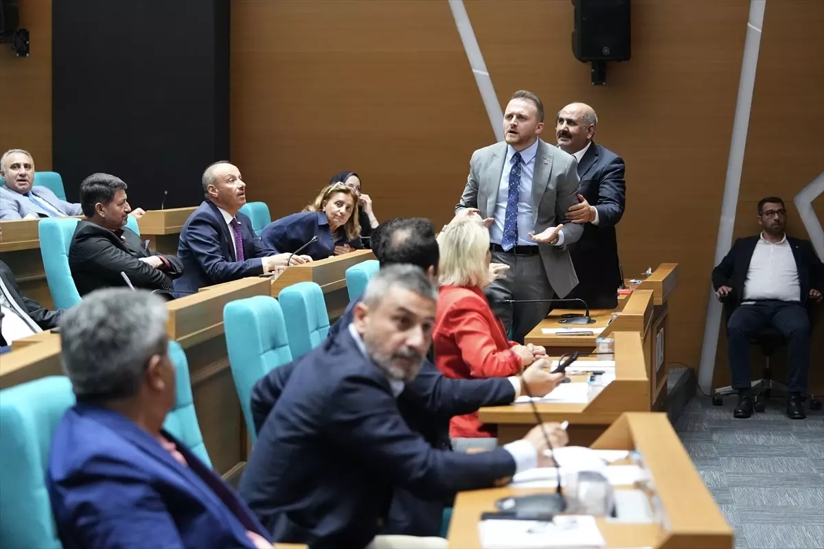Uskudar Belediye Meclisinde baklava tartismasi nedeniyle oturuma ara verildi