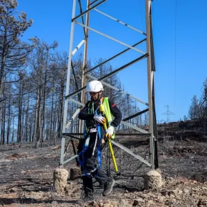 Yangin Bolgesindeki Enerji Hatlarinin Onarimina Baslandi