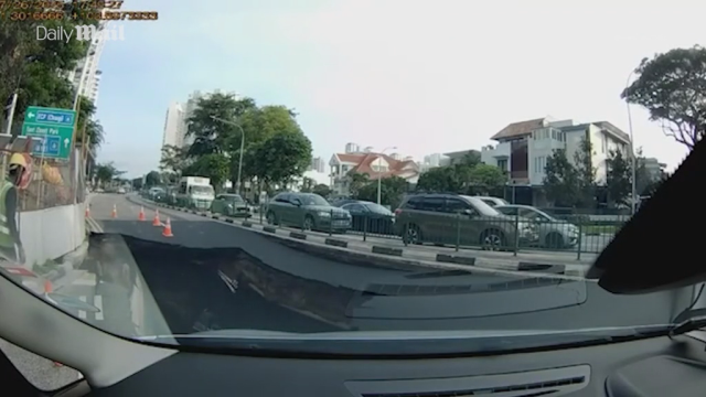 Yol çöktü! Araç dev çukura gömüldü, sürücü son anda kurtarıldı