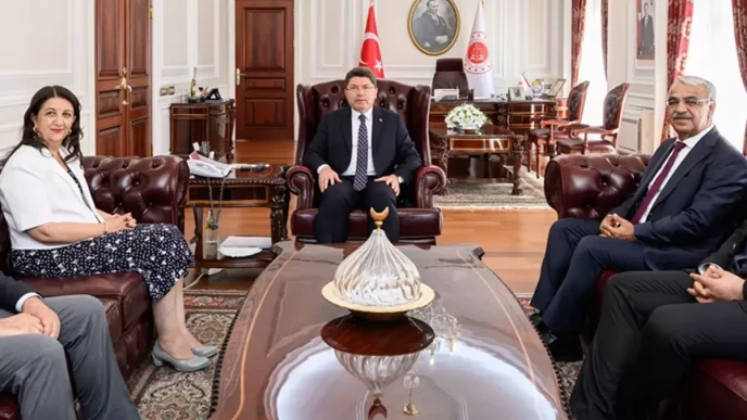 dem parti heyetiyle gorusen adalet bakani tunc 18854179 3757 amp