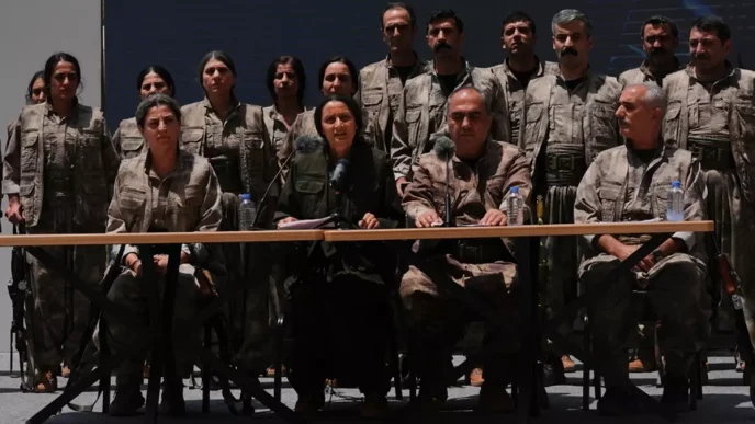 silahlarini yakarak imha eden pkk lilarin 18839623 3572 amp