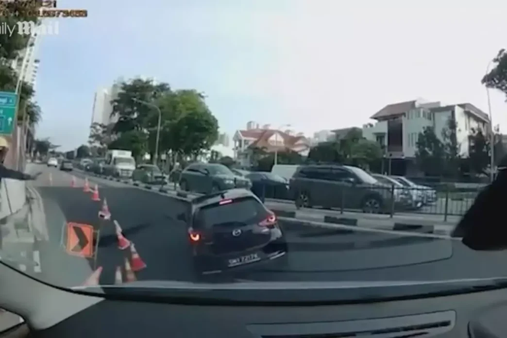 yol coktu arac dev cukura gomuldu surucu son 18896275 903 amp
