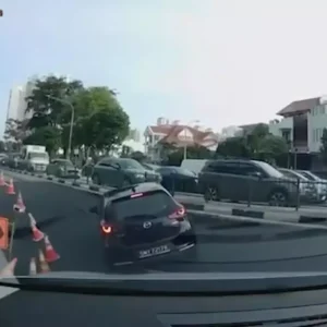 yol coktu arac dev cukura gomuldu surucu son 18896275 903 amp