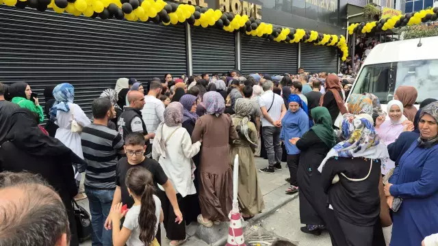 Sultangazi'de mağaza açılışında 'indirim' izdihamı