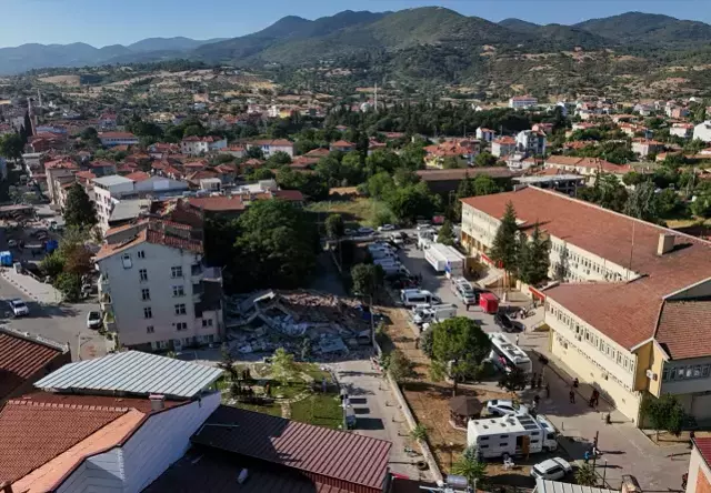 Depremde yıkılan binayla ilgili vahim iddia: Pide salonu kolonları kesmiş